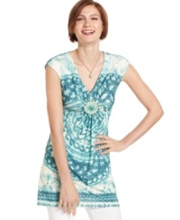 An aquatic-inspired print offset with glittering beads enlivens a floaty tunic from ECI. Give it a dose of effortless chic by adding subtle jewelry and your favorite white jeans. An aquatic-inspired print offset with glittering beads enlivens a floaty tunic from ECI. Give it a dose of effortless chic by adding subtle jewelry and your favorite white jeans.