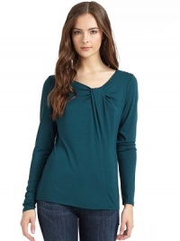 THE LOOKV-neck with twist detailLong sleevesSeam detailsTHE FITAbout 26 from shoulder to hemTHE MATERIAL95% viscose/5% spandexCARE & ORIGINMachine washImportedModel shown is 5'9½ (176cm) wearing US size Small. THE LOOKV-neck with twist detailLong sleevesSeam detailsTHE FITAbout 26 from shoulder to hemTHE MATERIAL95% viscose/5% spandexCARE & ORIGINMachine washImportedModel shown is 5'9½ (176cm) wearing US size Small.