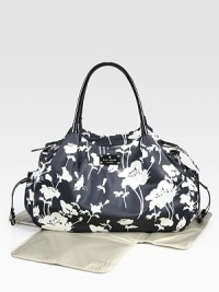 It looks like an elegant tote but it's really a full-featured baby bag with places for everything you and your little one need when you're out and about.Double top handles It looks like an elegant tote but it's really a full-featured baby bag with places for everything you and your little one need when you're out and about.Double top handles