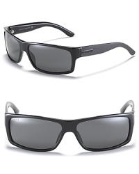 Handsome rectangular sunglasses with a shiny front and matte arms. Handsome rectangular sunglasses with a shiny front and matte arms.