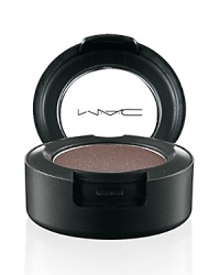 Highly-pigmented powder. Applies evenly, blends well. Highly-pigmented powder. Applies evenly, blends well.