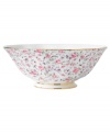 Scattered with dainty blooms, the Rose Confetti serving bowl restores the grace and charm of another era in fine bone china from Royal Albert. A scalloped edge with gold banding and a traditionally feminine palette add to its romantic sensibility.