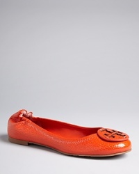 Bold cover enlivens your favorite Tory Burch Reva ballet flat design, with a tonal signature logo for maximum color impact. Bold cover enlivens your favorite Tory Burch Reva ballet flat design, with a tonal signature logo for maximum color impact.