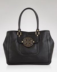 The perfect day bag can go anywhere, anytime. This can't-live-without-it style from Tory Burch flaunts a classic look, richly crafted leather, and the NYC label's much-coveted logo plaque.