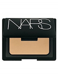 Silky smooth luminizing powder is perfect for highlighting the skin. Illuminates the complexion and leaves a lustrous finish. Infused with a super-fine gold shimmer, the effect is subtle rather than overpowering. Formulated with silica for a silky smooth texture and imperceptible finish, and cornstarch to absorb excess oil. The chic, portable compact comes with its own powder puff for on-the-go application. Ideal for day or night. Silky smooth luminizing powder is perfect for highlighting the skin. Illuminates the complexion and leaves a lustrous finish. Infused with a super-fine gold shimmer, the effect is subtle rather than overpowering. Formulated with silica for a silky smooth texture and imperceptible finish, and cornstarch to absorb excess oil. The chic, portable compact comes with its own powder puff for on-the-go application. Ideal for day or night.