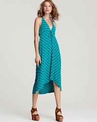 Monochramatic stripes make their way down this Ella Moss dress, flaunting a flattering halter neck and dramatic high/low hem. Monochramatic stripes make their way down this Ella Moss dress, flaunting a flattering halter neck and dramatic high/low hem.
