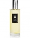 Scent the air with the ruby-rich juices of fruits, spiked with pink pepper and spicy woods. Enigmatic. 5.9 oz.