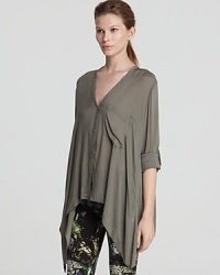 This relaxed Helmut Lang shirt expresses your laid-back sense of style without compromising your need for luxury. Featuring utility details, the menswear-inspired silhouette is finished with a handkerchief hem for a subtle touch of modernity. This relaxed Helmut Lang shirt expresses your laid-back sense of style without compromising your need for luxury. Featuring utility details, the menswear-inspired silhouette is finished with a handkerchief hem for a subtle touch of modernity.