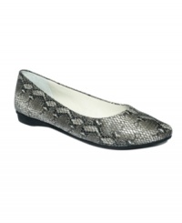 Give your look a shot of casual cool with the Truth flats by White Mountain. Featuring a classic silhouette spiced up with a captivating upper. Give your look a shot of casual cool with the Truth flats by White Mountain. Featuring a classic silhouette spiced up with a captivating upper.
