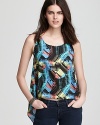 An elongated back hem brings dramatic flair to this Volcom tank, emboldened by an eye-catching graphic print.