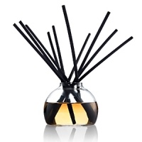 A luxury candle with a scent of sparkling brut champagne mingles with hints of vanilla and barrel oak. A luxury candle with a scent of sparkling brut champagne mingles with hints of vanilla and barrel oak.