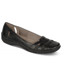 Lazer cut detail on the vamp of the Distrcit #2 flats by Life Stride make this pair of flats so super cute. Lazer cut detail on the vamp of the Distrcit #2 flats by Life Stride make this pair of flats so super cute.