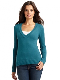 THE LOOKDeep v-neckLong sleevesRibbed neckline, cuffs and hemPullover styleTHE FITAbout 24 from shoulder to hemTHE MATERIALCashmereCARE & ORIGINDry cleanImportedModel shown is 5'11 (180cm) wearing US size Small. THE LOOKDeep v-neckLong sleevesRibbed neckline, cuffs and hemPullover styleTHE FITAbout 24 from shoulder to hemTHE MATERIALCashmereCARE & ORIGINDry cleanImportedModel shown is 5'11 (180cm) wearing US size Small.