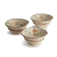 Hand-painted fleurs-de-lis and vines combine with uneven edges to add old world charm to Arte Italica's Medici collection. Hand-painted fleurs-de-lis and vines combine with uneven edges to add old world charm to Arte Italica's Medici collection.