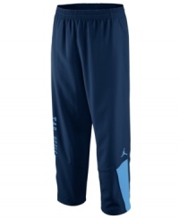 Represent your favorite NCAA team every time you step on the court with these comfortable North Carolina Tar Heels basketball pants featuring Dri-Fit technology from Nike. Represent your favorite NCAA team every time you step on the court with these comfortable North Carolina Tar Heels basketball pants featuring Dri-Fit technology from Nike.
