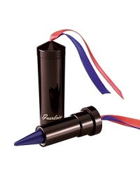 The secret of captivating eyes…The cult favorite Khôl Kajal by Guerlain returns to light up the eyes with its ultra-pigmented formula. Its creamy texture glides on perfectly, making it ideal for women who love a deep and hypnotic look. Applied at the inner corner of the eye, the gaze is instantly accentuated! It is a summer essential! The secret of captivating eyes…The cult favorite Khôl Kajal by Guerlain returns to light up the eyes with its ultra-pigmented formula. Its creamy texture glides on perfectly, making it ideal for women who love a deep and hypnotic look. Applied at the inner corner of the eye, the gaze is instantly accentuated! It is a summer essential!