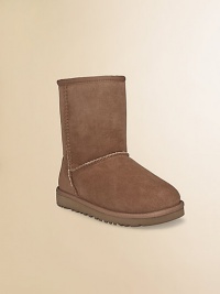 Twin-faced sheepskin keeps feet warm, dry and right in style all winter long. Sheepskin sock wicks away moisture Molded EVA sole is light and flexible Logo tab on heel Twin-faced sheepskin keeps feet warm, dry and right in style all winter long. Sheepskin sock wicks away moisture Molded EVA sole is light and flexible Logo tab on heel
