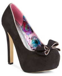 The microfiber upper gives the Viola platform pumps by Madden Girl an unbelievably smooth look. Metallic trim along the edges of the vamp and the pretty bow at the toe add a touch of glam. The microfiber upper gives the Viola platform pumps by Madden Girl an unbelievably smooth look. Metallic trim along the edges of the vamp and the pretty bow at the toe add a touch of glam.