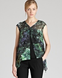 Rich autumnal shades are strong for this season, while the relaxed shape of this REISS top plays to the trend for oversized shapes. The frills at the hem lend a touch of femininity for an effortlessly chic finish. Rich autumnal shades are strong for this season, while the relaxed shape of this REISS top plays to the trend for oversized shapes. The frills at the hem lend a touch of femininity for an effortlessly chic finish.