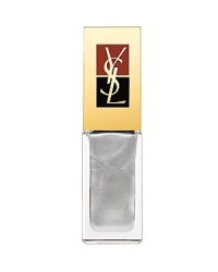 A nail lacquer that is both elegant and practical in its elongated glass bottle. Available in an incredible palette of shades, from the most natural to the brightest, it guarantees reinforced hold, wonderful shine, fast drying and protected nails. A nail lacquer that is both elegant and practical in its elongated glass bottle. Available in an incredible palette of shades, from the most natural to the brightest, it guarantees reinforced hold, wonderful shine, fast drying and protected nails.