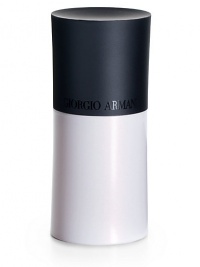 Light master make-up primer creates a mirror-like veil for an optical modeling effect by maximizing the cheekbones and arches of the face while toning down uneven zones. This primer contains a Micro-fil™ pearl that changes colors according to how it reflects light. It optically models skin contours by illuminating and shaping, leaving the complexion fresh and vibrant. 