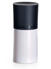 Light master make-up primer creates a mirror-like veil for an optical modeling effect by maximizing the cheekbones and arches of the face while toning down uneven zones. This primer contains a Micro-fil™ pearl that changes colors according to how it reflects light. It optically models skin contours by illuminating and shaping, leaving the complexion fresh and vibrant. Light master make-up primer creates a mirror-like veil for an optical modeling effect by maximizing the cheekbones and arches of the face while toning down uneven zones. This primer contains a Micro-fil™ pearl that changes colors according to how it reflects light. It optically models skin contours by illuminating and shaping, leaving the complexion fresh and vibrant.