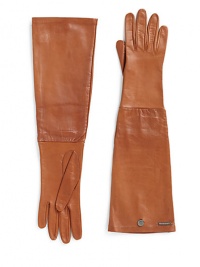 THE LOOKLeather gloves Seam detailsMetal logo and logo snap accentsTHE MATERIALLeatherFully linedCARE & ORIGINDry clean by leather specialistMade in Italy THE LOOKLeather gloves Seam detailsMetal logo and logo snap accentsTHE MATERIALLeatherFully linedCARE & ORIGINDry clean by leather specialistMade in Italy
