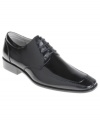 Understated details add minimalistic charm to these smooth leather oxford men's dress shoes from Stacy Adams.