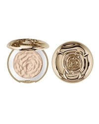 An invisible pressed powder, perfect for evening touch-ups. An invisible pressed powder, perfect for evening touch-ups.
