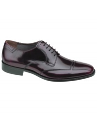 Tonal stitching adds modern stealth to these smooth leather oxford men's dress shoes from Johnston & Murphy. Tonal stitching adds modern stealth to these smooth leather oxford men's dress shoes from Johnston & Murphy.