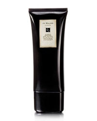 Rich and sumptuous to the touch, Vitamin E Nourishing Hand Treatment conditions the skin while providing formidable environmental protection. A hint of pomelo and cassis leave skin deliciously scented. Rich and sumptuous to the touch, Vitamin E Nourishing Hand Treatment conditions the skin while providing formidable environmental protection. A hint of pomelo and cassis leave skin deliciously scented.