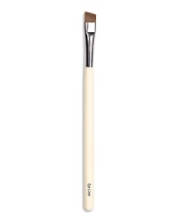 An ultra-flat, precisely angled brush that delivers a clean line around the lashes. Made of non-animal taklon. An ultra-flat, precisely angled brush that delivers a clean line around the lashes. Made of non-animal taklon.