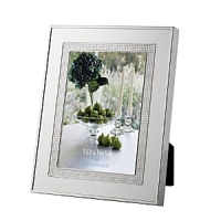 Vera Wang's Blanc Sur Blanc frame features a wide border of vivid silver plate that warmly complements treasured photographs.