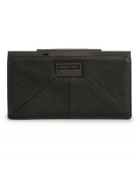 Sophisticated and stylish. This refined wallet by Kenneth Cole Reaction features an all-over slight sheen, signature plaque at front and sleek kiss lock closure.