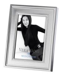 Romance weds modern sensibility in bridal designer Vera Wang¿s exquisite collaboration with Wedgwood. Echoing the decorative touches that transform a bridal gown, Grosgrain¿s collection is adorned with a textured border reminiscent of the intricate grosgrain trim on her famous dresses. Romance weds modern sensibility in bridal designer Vera Wang¿s exquisite collaboration with Wedgwood. Echoing the decorative touches that transform a bridal gown, Grosgrain¿s collection is adorned with a textured border reminiscent of the intricate grosgrain trim on her famous dresses.
