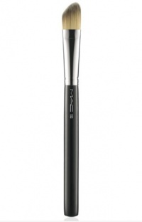 MAC 193 Angled Foundation Brush