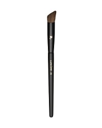 This round angled, natural-bristled brush is the ideal partner to all eye shadows. Its rounded contoured edges perfectly apply shadow to the crease and corners of the eye. This round angled, natural-bristled brush is the ideal partner to all eye shadows. Its rounded contoured edges perfectly apply shadow to the crease and corners of the eye.