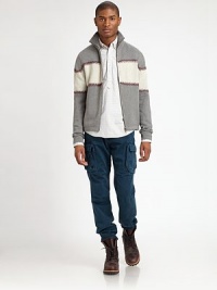 Classic cargo pockets adorn a slim-silhouette shaped in cool, comfortable cotton.Front, back flap pocketsSide cargo pocketsInseam, about 32CottonMachine washImported Classic cargo pockets adorn a slim-silhouette shaped in cool, comfortable cotton.Front, back flap pocketsSide cargo pocketsInseam, about 32CottonMachine washImported