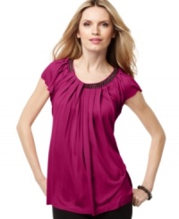 Unchained elegance, from Cable & Gauge. This dramatically-draped top makes a chic statement! Unchained elegance, from Cable & Gauge. This dramatically-draped top makes a chic statement!