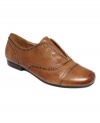 Fossil's Bobbi oxford flats look great with all of your most structured outfits. The laceless style slips on so easily.