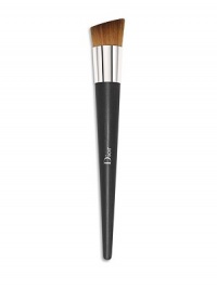 Designed for applying fluid and cream foundations, this stunning brush has a dense, beveled head, allowing you to work with more makeup and blend it perfectly into the skin, for results that combine a natural look with perfect coverage. The brush's skillfully tapered synthetic hairs offer the soft touch of natural hairs and polish the foundation for maximum radiance. Made in France. 