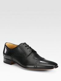 A signature dress standard in smooth leather and complemented with captoe detail for a sophisticated finish.Leather upperLeather liningPadded insoleRubber soleMade in Switzerland A signature dress standard in smooth leather and complemented with captoe detail for a sophisticated finish.Leather upperLeather liningPadded insoleRubber soleMade in Switzerland