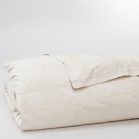 Immaculate in light gold, this fine yarn jacquard paisley print is elegant. Immaculate in light gold, this fine yarn jacquard paisley print is elegant.