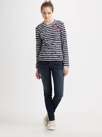 Cotton crewneck with dropped shoulders and a precious heart design on the chest. Crewneck Dropped shoulders Long sleeves Cotton Hand wash Imported Cotton crewneck with dropped shoulders and a precious heart design on the chest. Crewneck Dropped shoulders Long sleeves Cotton Hand wash Imported