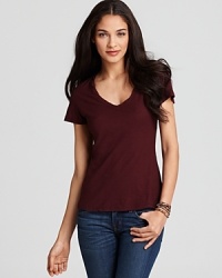 Cut in a flattering fit, this James Perse tee is a perennial essential to every wardrobe. Cut in a flattering fit, this James Perse tee is a perennial essential to every wardrobe.
