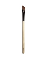 An ultra-flat, precisely angled brush delivers a clean line around the lashes. Made of non-animal taklon. An ultra-flat, precisely angled brush delivers a clean line around the lashes. Made of non-animal taklon.