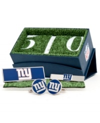 Take your team spirit to work with the sleek polish of this New York Giants cufflinks, money clip and tie bar set - the perfect gift for the football fanatic. Take your team spirit to work with the sleek polish of this New York Giants cufflinks, money clip and tie bar set - the perfect gift for the football fanatic.