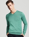 This preppy classic gets a modern redux with a vibrant pop of color and a flattering slim fit.