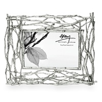 A triple-layer sculpture of twigs in this 4x6 frame creates dimension like no other frame. Makes a great presentation of your favorite photo. Collect different sizes to display a variety of pictures.