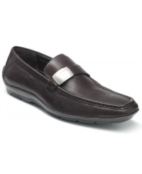 Textured leather and a polished metallic bit across the vamp updates this timeless pair of men's casual shoes from Calvin Klein with the right amount of modern edge. Textured leather and a polished metallic bit across the vamp updates this timeless pair of men's casual shoes from Calvin Klein with the right amount of modern edge.